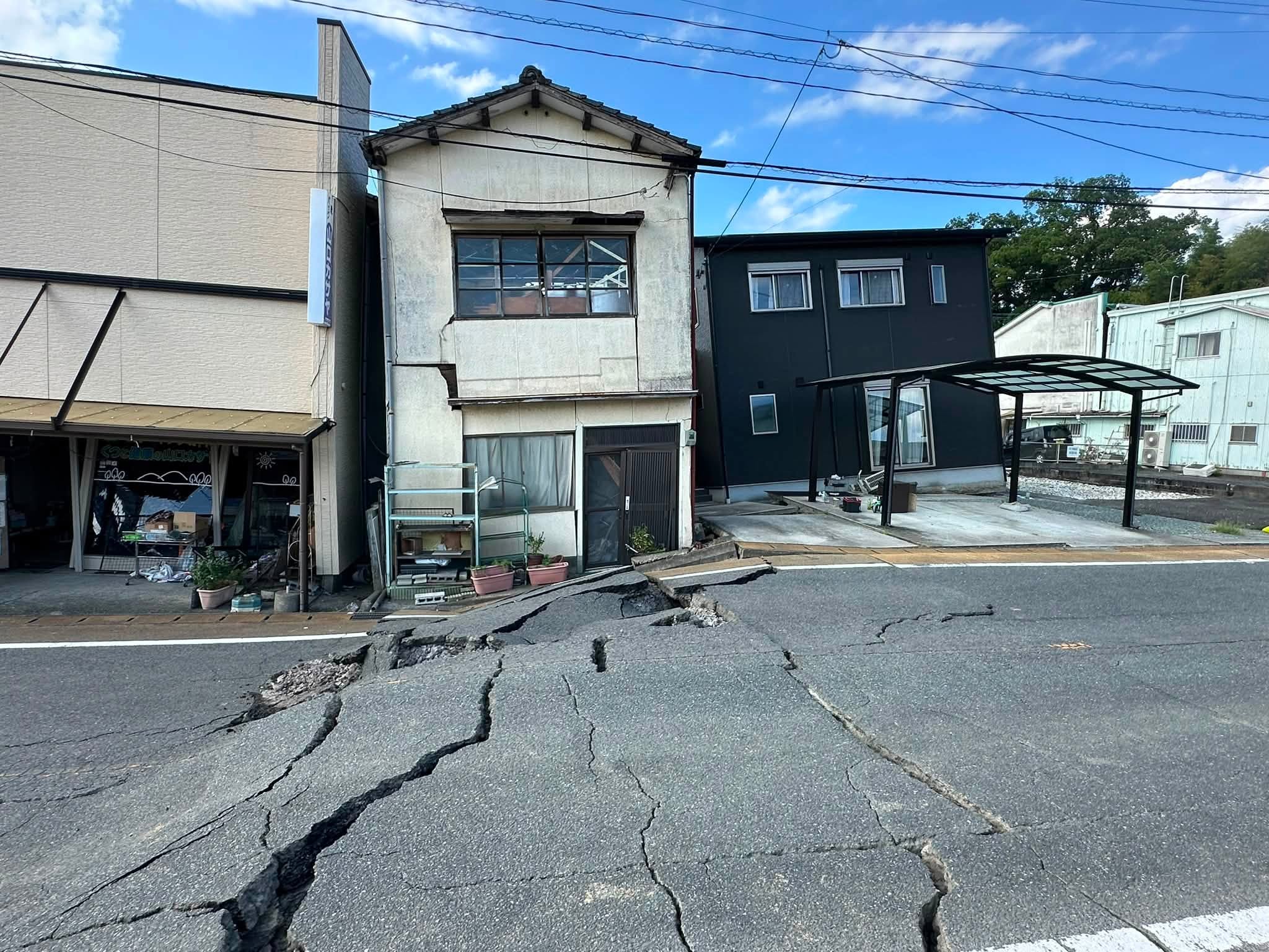 地震で亀裂の入った道路と、宅地との間に生じた段差